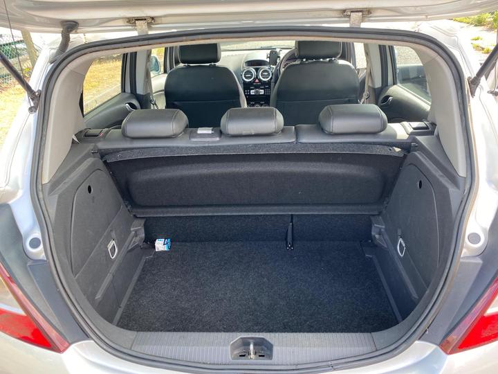 Vauxhall Corsa - 1.4i 16v Design 5dr (a/c) - 2 KEYS GOOD SPEC CLEAN CAR - Image 22