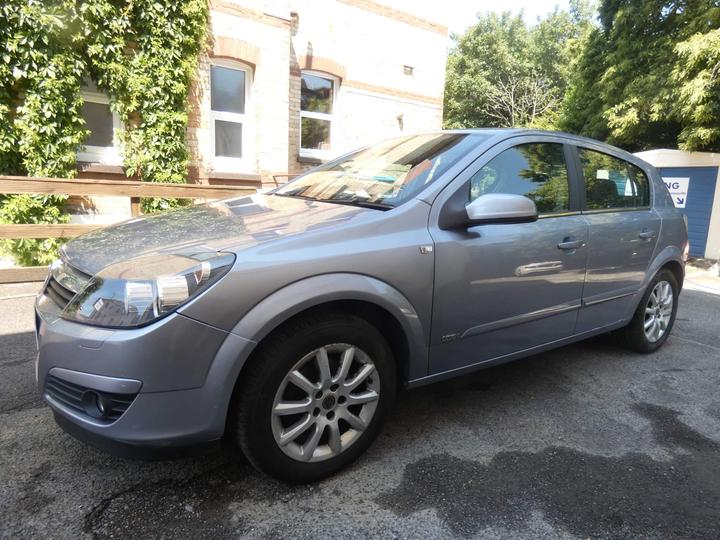 Vauxhall Astra - 1.8i 16v Design Hatchback 5dr Petrol Automatic (197 g/km, 123 bhp) - ~~CREDIT/DEBIT CARD ACCEPTED~~ - Image 2