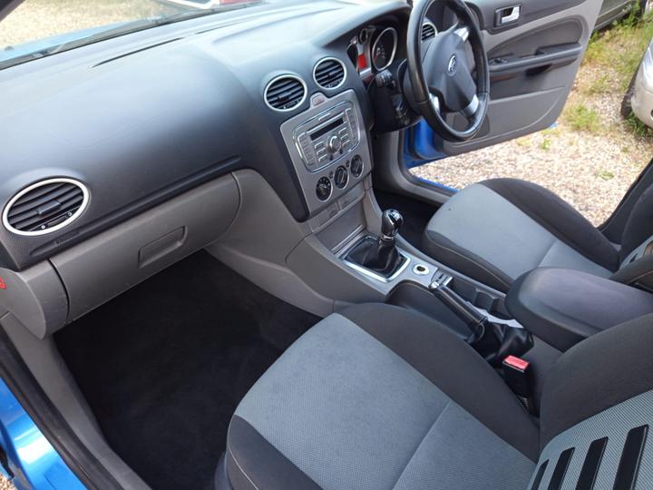 Ford Focus - 1.6 Zetec 5dr - ULEZ FREE / DRIVES SPOT ON - Image 20
