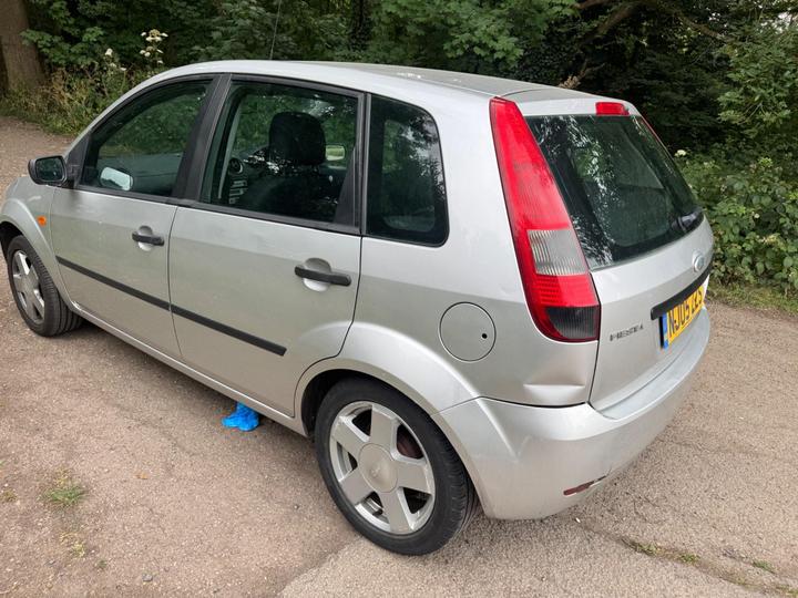 Cheap Ford Fiesta - 1.4 Zetec 5dr - great running car for sale in Barnet, Greater London