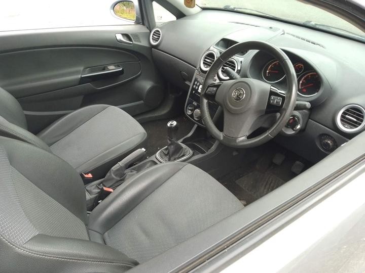 Vauxhall Corsa - 1.4i 16v Design 3dr (a/c) - MOT March 2026, Good runner - Image 3