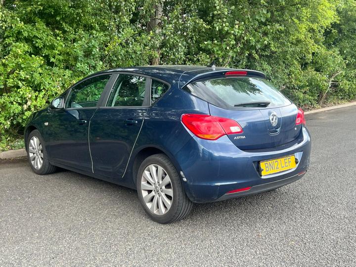 Vauxhall Astra - 1.6 16v Exclusiv Euro 5 5dr - GREAT VALUE, RUNS SMOOTH, FSH - Image 4