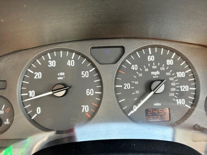 Vauxhall Astra - 1.6i Club 5dr (a/c) - AUTO - Full service history - Image 9