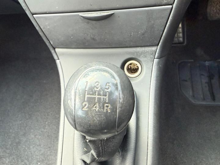 Toyota Corolla - 1.4 VVT-i T2 5dr - Great first time car - Image 15