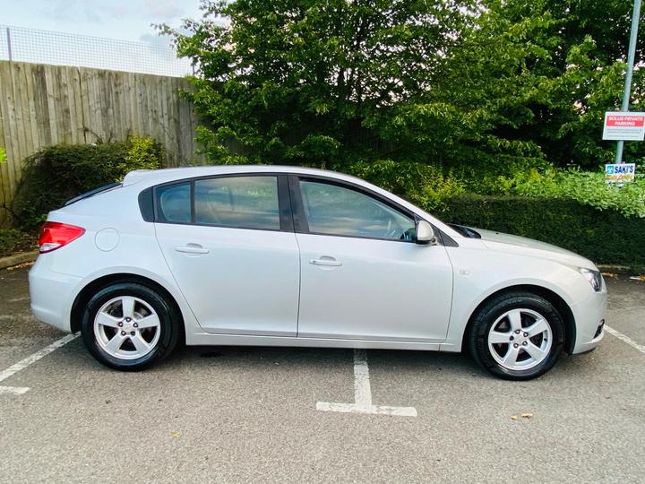 Chevrolet Cruze - 1.6 LT Euro 5 5dr - Image 11