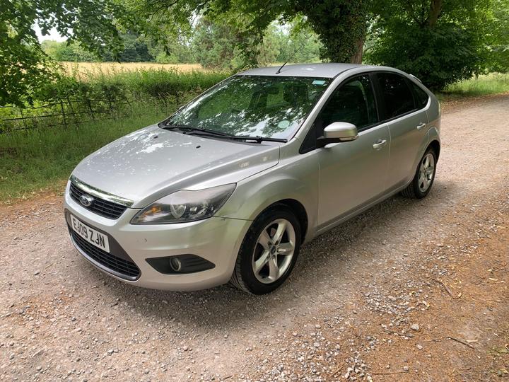 Cheap Ford Focus - 1.6 Zetec 5dr - 12 months mot available for sale in Newbury, Berkshire