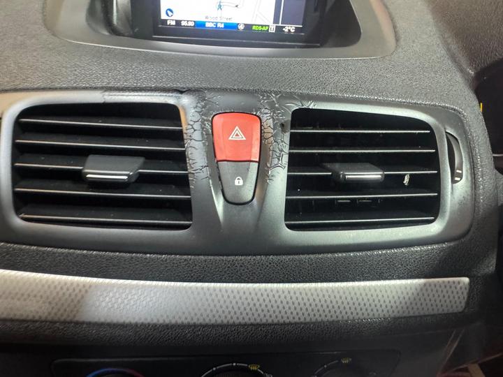 Renault Megane - 1.6 16V Dynamique TomTom Euro 5 5dr - Trade in to clear - Image 45