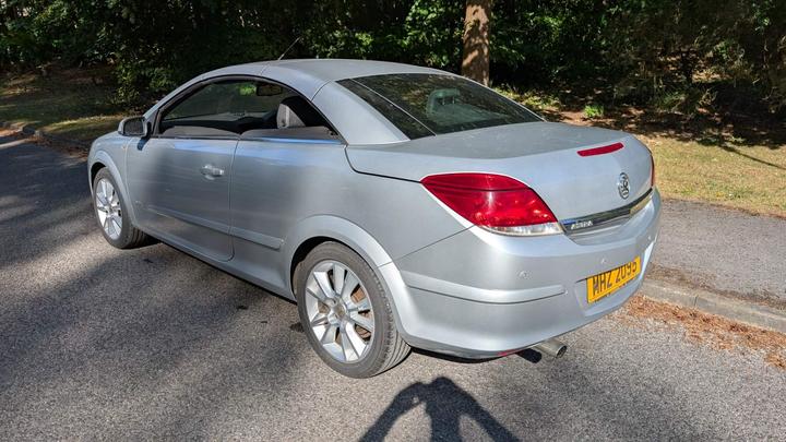 Vauxhall Astra - 1.8i Design Twin Top 2dr - Great drive sharp price! - Image 7