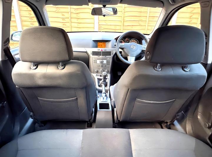 Vauxhall Astra - 1.6i 16v Active 5dr - immaculate car - Image 2
