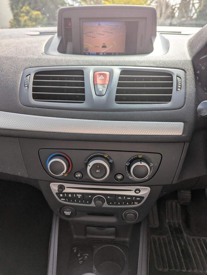 Renault Megane - 1.6 16V Dynamique TomTom Euro 5 3dr - MOT Due: 02/04/2026 !! - Image 9