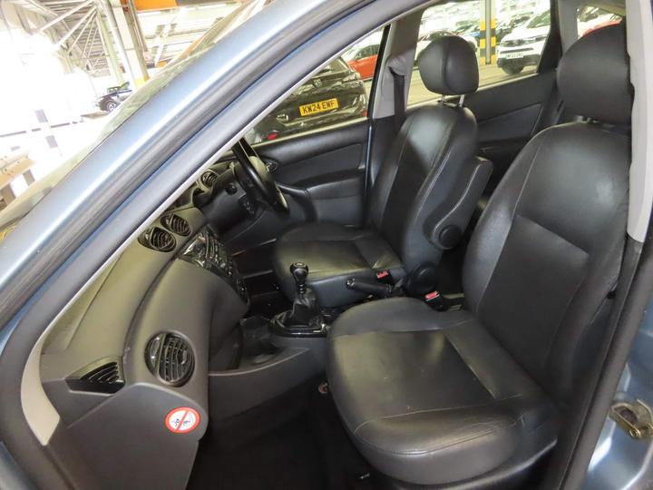 Ford Focus - 2.0i 16v Ghia 5dr - 5DR,AC,PETROL,FSH,TOPSPEC,ULEZ - Image 11