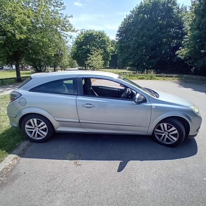 Vauxhall Astra - 1.6i 16v SXi Sport Hatch 3dr - "Great first time car" - Image 2