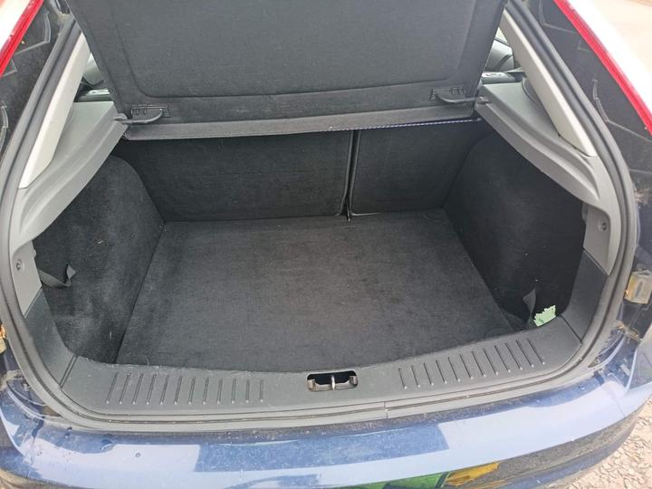 Ford Focus - 1.6 Zetec 5dr - Ideal for fixer project! - Image 12