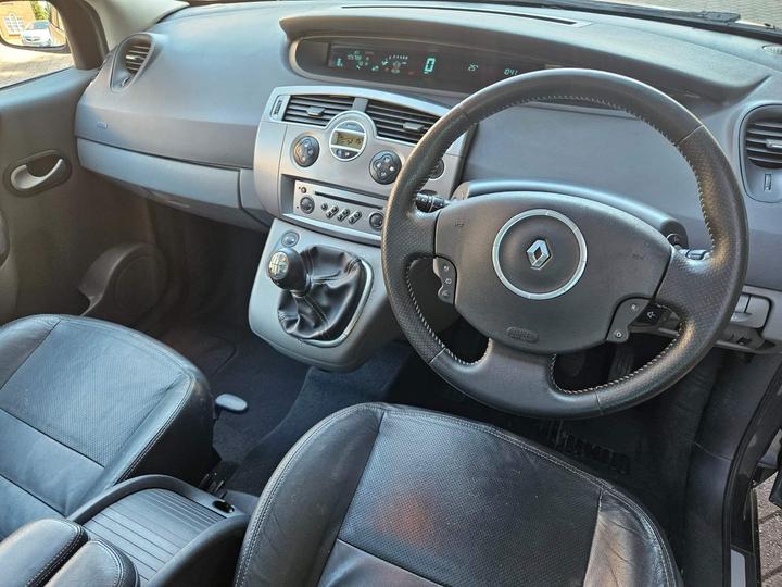 Renault Grand Scenic - 2.0 VVT Dynamique S 5dr - *** 7 SEATS, DVD SCREENS *** - Image 3