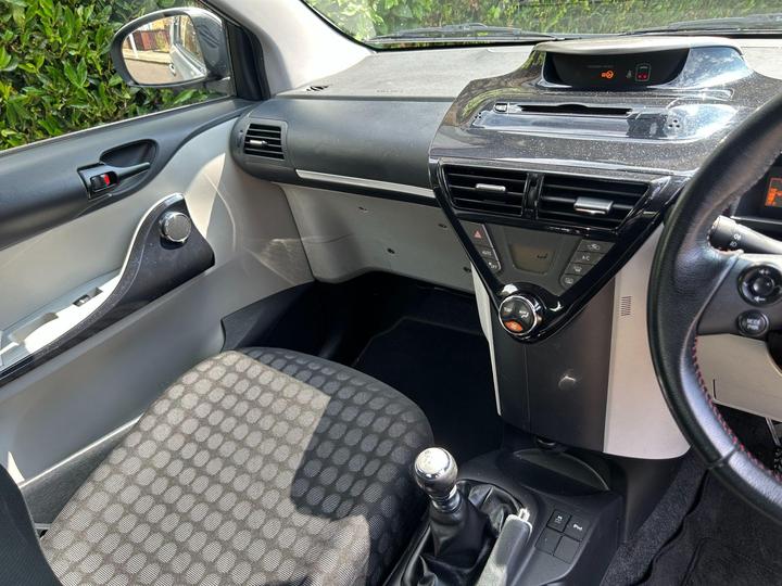 Toyota iQ - 1.0 VVT-i 2 Euro 5 3dr - 2 KEYS SERVICE HISTORY - Image 12
