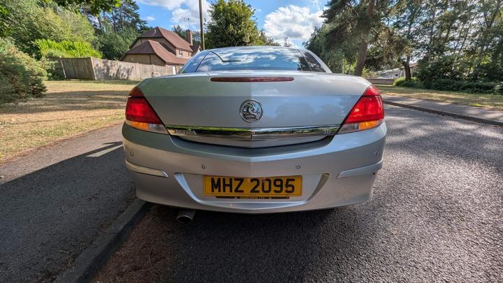 Vauxhall Astra - 1.8i Design Twin Top 2dr - Great drive sharp price! - Image 4