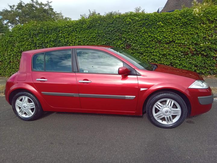 Renault Megane - 1.6 VVT Privilege 5dr - Image 4