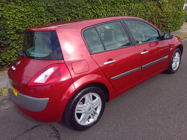 Renault Megane - 1.6 VVT Privilege 5dr - Image 6