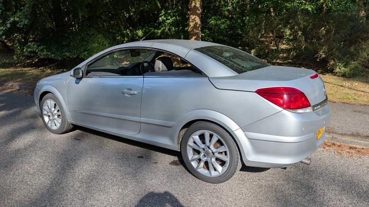 Vauxhall Astra - 1.8i Design Twin Top 2dr - Great drive sharp price! - Image 6