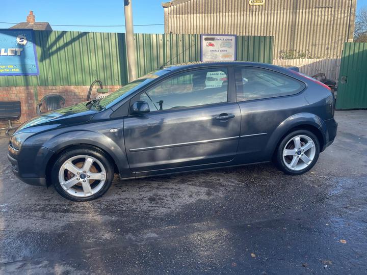 Ford Focus - 1.8 Zetec Climate 3dr - Image 4