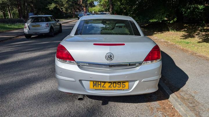 Vauxhall Astra - 1.8i Design Twin Top 2dr - Great drive sharp price! - Image 5