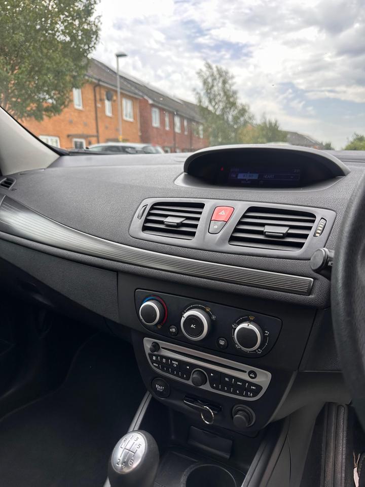 Renault Megane - 1.6 16V I-Music Euro 5 3dr - ⭐️NEW MOT- GREAT SPEC - Image 14