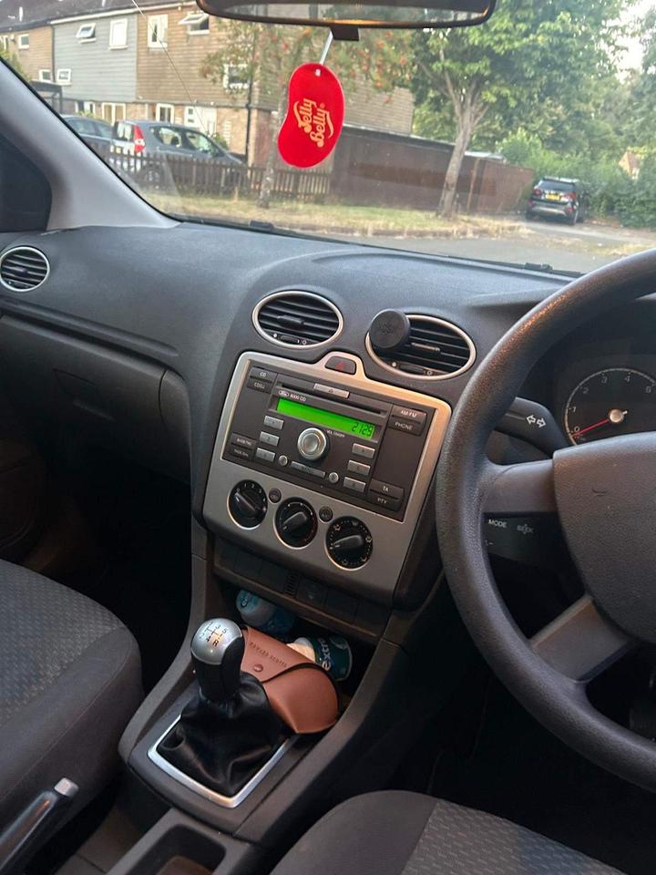 Ford Focus - 1.6 LX 5dr - cheap run around - Image 13