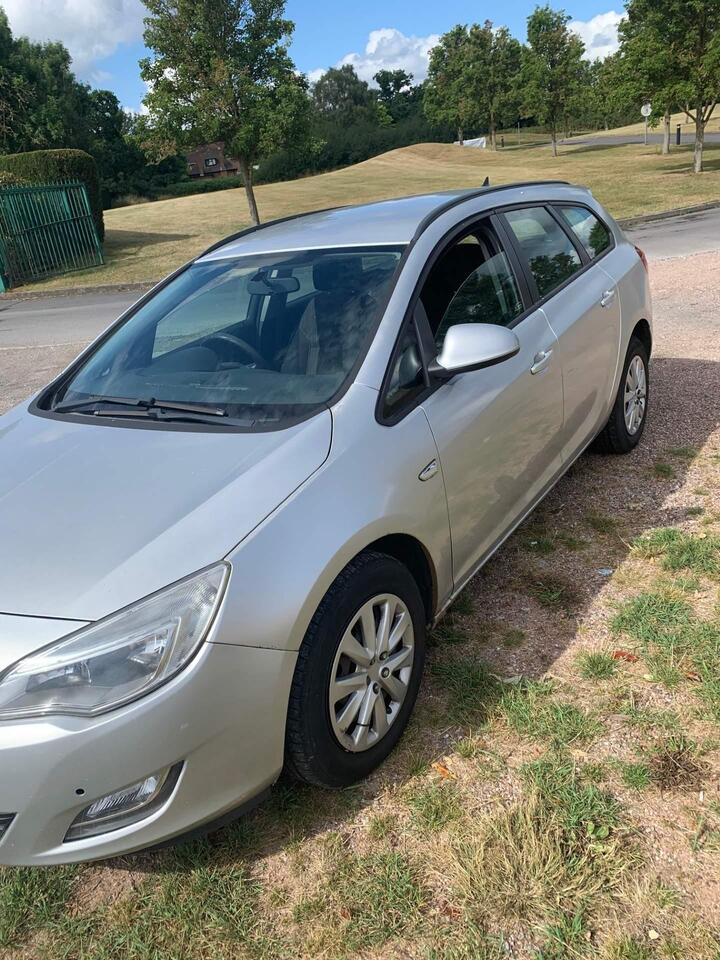 Vauxhall Astra - 1.7 CDTi ecoFLEX Exclusiv Sports Tourer Euro 5 5dr - CHEAP ROAD TAX 35 per Year - Image 5
