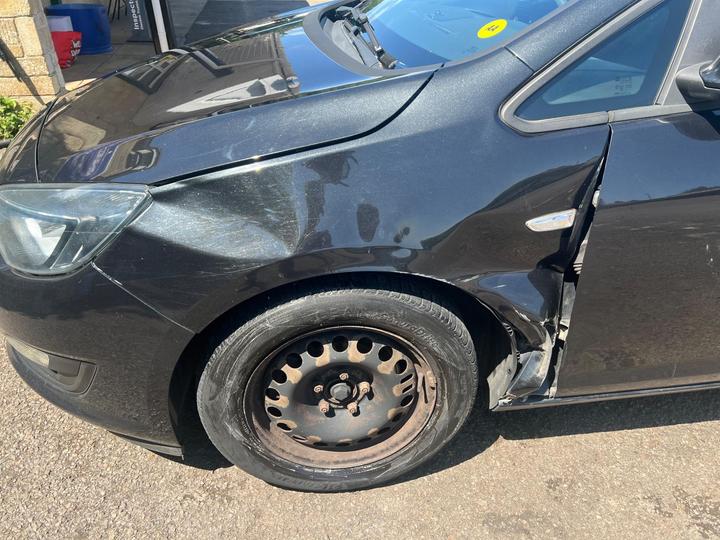 Vauxhall Astra - 1.7 CDTi ecoFLEX Exclusiv Euro 5 (s/s) 5dr - Drives really well, big dent - Image 5