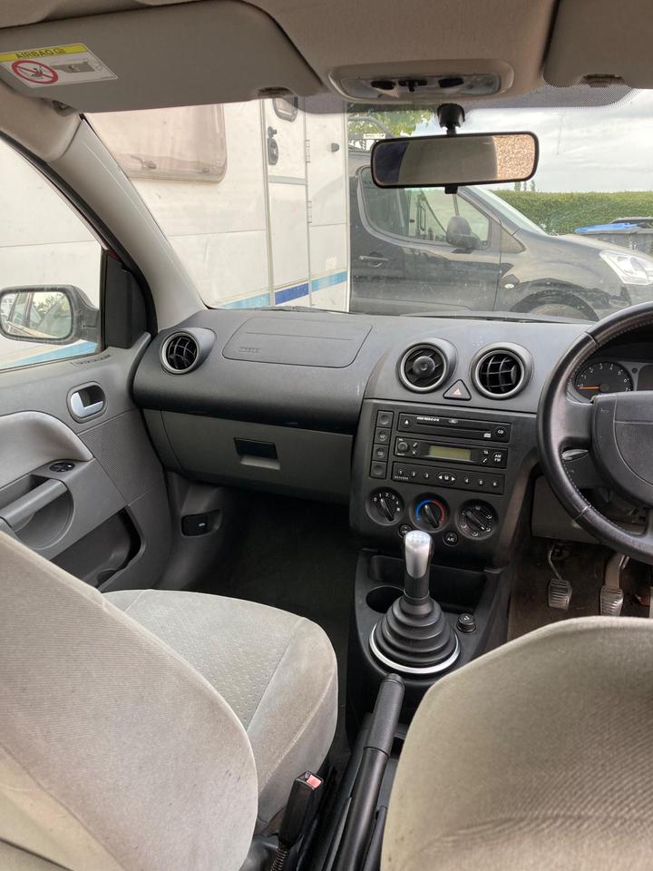 Ford Fiesta - 1.4 Ghia 5dr - great run around CHEAP - Image 17