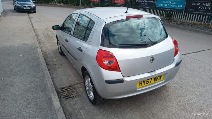 Renault Clio - 1.4 16v Expression 5dr - ++ ONLY 51499 MILES FROM NEW + - Image 7