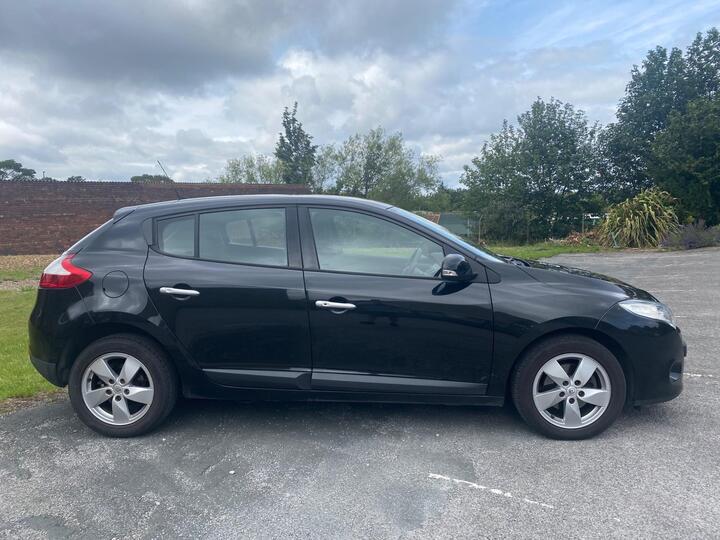 Renault Megane - 1.6 16V Dynamique TomTom 3dr - 6 SPEED GEARBOX,5 DOOR HATCH. - Image 8