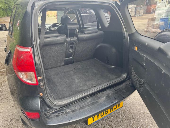 Toyota RAV4 - 2.2 D-4D XT4 4WD 5dr - BODY ROUGH+MECHANICALLY GOOD - Image 9