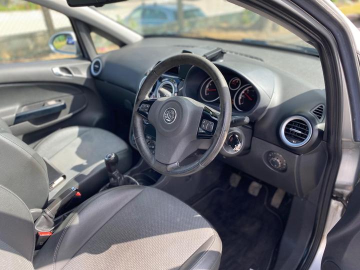 Vauxhall Corsa - 1.4i 16v Design 5dr (a/c) - 2 KEYS GOOD SPEC CLEAN CAR - Image 15