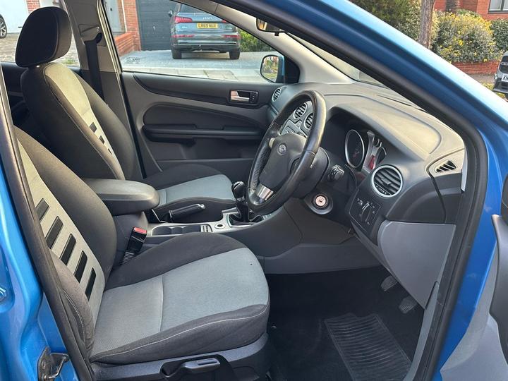 Ford Focus - 1.6 Zetec 5dr - ULEZ FREE / DRIVES SPOT ON - Image 17