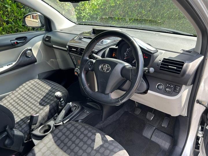Toyota iQ - 1.0 VVT-i 2 Euro 5 3dr - 2 KEYS SERVICE HISTORY - Image 15
