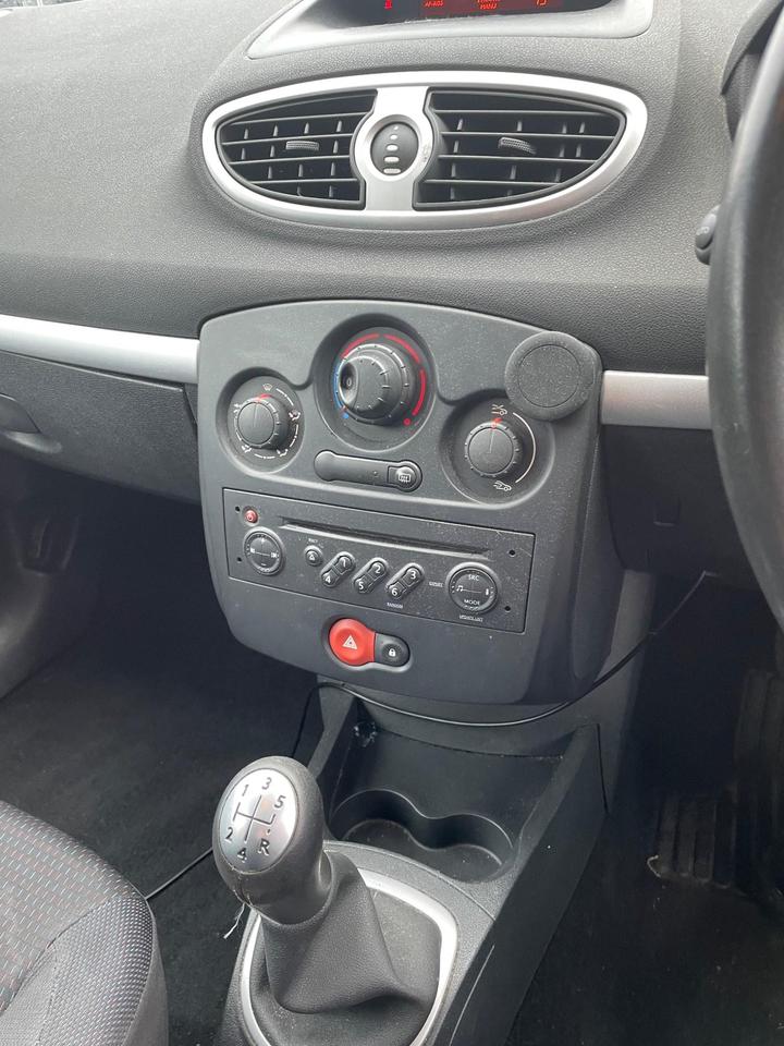Renault Clio - 1.4 16v Dynamique 3dr - full mot 2 keys - Image 11