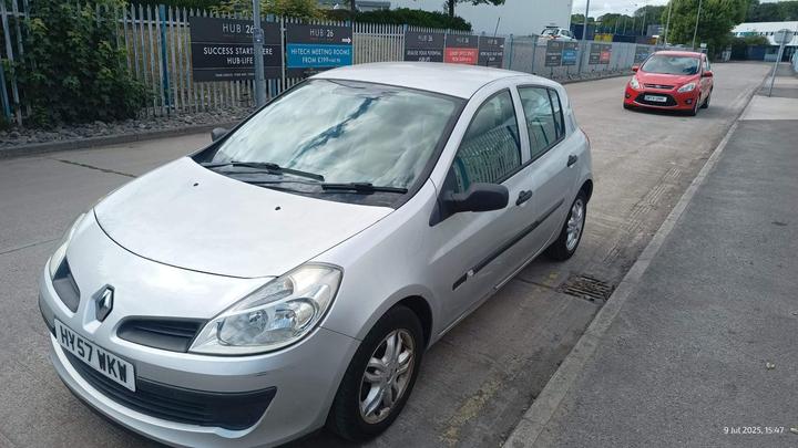 Renault Clio - 1.4 16v Expression 5dr - ++ ONLY 51499 MILES FROM NEW + - Image 3