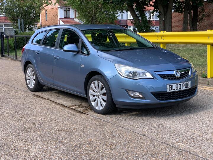 Cheap Vauxhall Astra - 1.6 16V Exclusiv Sports Tourer Auto Euro 5 5dr - SPARES OR REPAIRS. for sale in Southall, Greater London