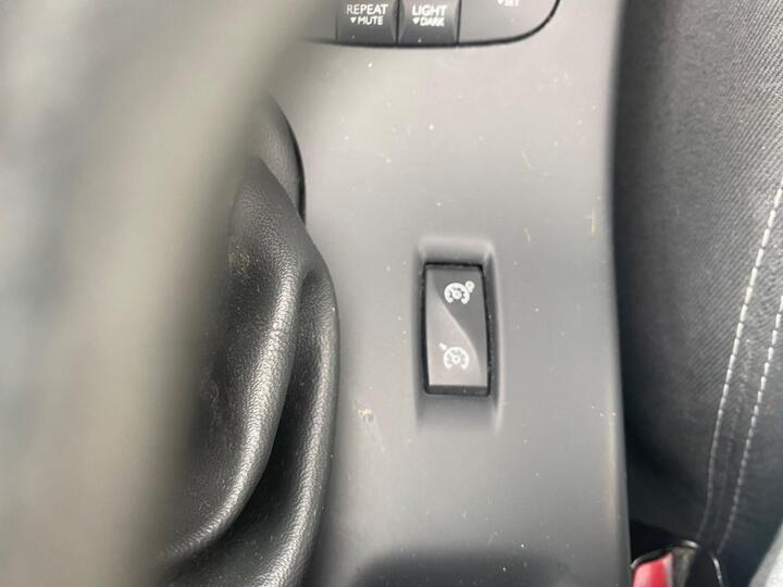 Renault Megane - 1.6 16V Dynamique TomTom 3dr - 6 SPEED GEARBOX,5 DOOR HATCH. - Image 25