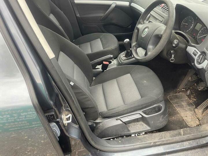 Skoda Octavia - 1.6 FSI Ambiente Euro 4 5dr - Image 3