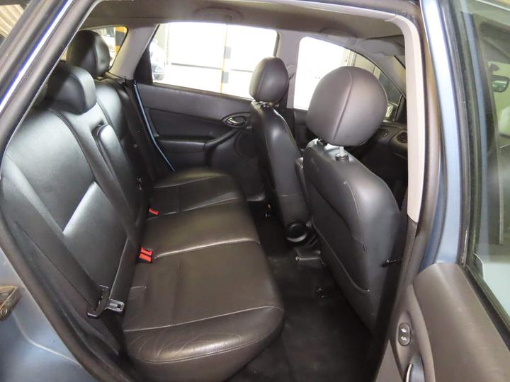 Ford Focus - 2.0i 16v Ghia 5dr - 5DR,AC,PETROL,FSH,TOPSPEC,ULEZ - Image 6