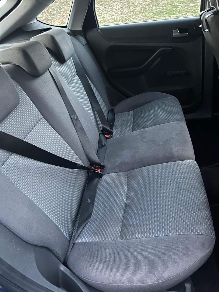 Ford Focus - 1.6 LX 5dr - cheap run around - Image 14