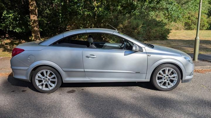Vauxhall Astra - 1.8i Design Twin Top 2dr - Great drive sharp price! - Image 2