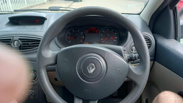 Renault Clio - 1.4 16v Expression 5dr - ++ ONLY 51499 MILES FROM NEW + - Image 10