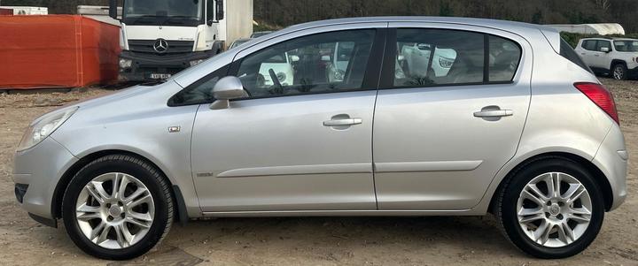 Vauxhall Corsa - 1.2i 16v Design 5dr (a/c) - SERVICE HISTORY-LONG MOT - Image 4