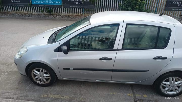 Renault Clio - 1.4 16v Expression 5dr - ++ ONLY 51499 MILES FROM NEW + - Image 9