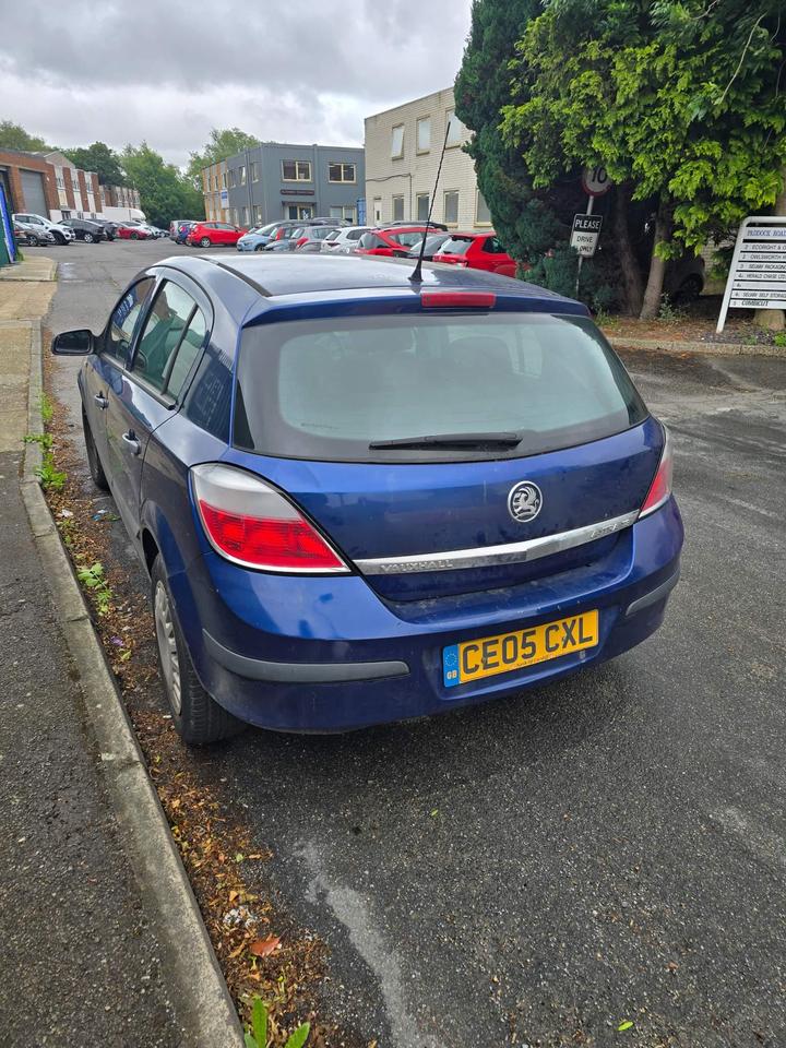 Cheap Vauxhall Astra - 1.8i 16v Life 5dr - Spares or Repair for sale in Reading, Berkshire