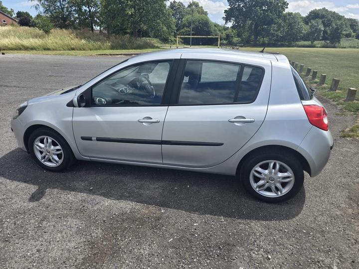 Renault Clio - 1.4 16v Dynamique 5dr - 12 Months MOT No Advisories - Image 3