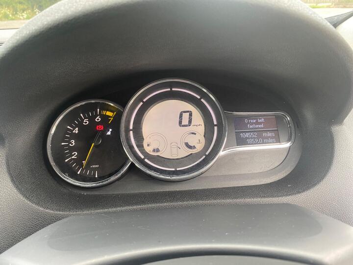 Renault Megane - 1.6 16V Dynamique TomTom 3dr - 6 SPEED GEARBOX,5 DOOR HATCH. - Image 29